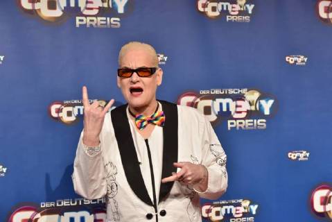 Comedian Hella von Sinnen kommt am 24.10.2017 in Köln zur Verleihung des Deutschen Comedypreis 2017.