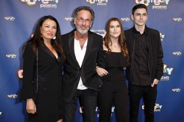 Hugo Egon Balder mit Freundin Elena und Kindern bei der Verleihung des 21. Deutschen Comedypreises 2017 in den Brainpool Studios. Köln, 24.10.2017