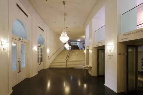 Staatstheater in Mainz, Rheinland-Pfalz, Grosses Haus, Vestibuel, Eingangshalle, Kronleuchter, Treppe, Treppenaufgang NUR ZUR REDAKTIONELLEN NUTZUNG, D-Mainz, Rhein, Rhein-Main-Gebiet, Rheinland, Rheinland-Pfalz, Staatstheater Mainz, Schauspielhaus, Musiktheater, Tanztheater, Grosses Haus, Vestibuel, Eingangshalle, Kronleuchter, Treppe, Treppenaufgang, EDITORIAL USE ONLY, D-Mainz, Rhine, Rhine-Main district, Rhineland, Rhineland-Palatinate, Staatstheater Mainz, Mainz State Theatre, playhouse, music theatre, dance theatre, Great Hall, vestibule, entrance hall, candelabra, stairs, stairway