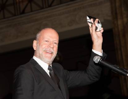October 26, 2017 - Philadelphia, Pennsylvania, U.S - Actor, BRUCE WILLIS hold up his Lumiere Award at the 26th Philadelphia Film Festival in Philadelphia PA Philadelphia U.S. - ZUMArf1_ 20171026_zaf_rf1_015 Copyright: xRickyxFitchettx