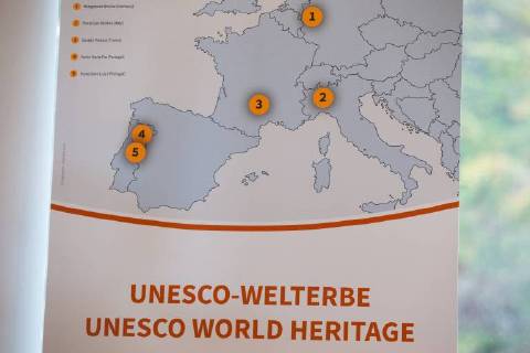 Landkarte mit den Standorten der Eisenbahnbrücken auf einem Plakat für den gemeinsamen UNESO Welterbe-Antrag Brückenschlag 2017 für die Eisenbahnbrücken in Deutschland, Portugal, Italien und Frankreich Pressekonferenz Welterbe-Antrag Müngstener Brücke in Solingen, Politik, 27.10.17 Solingen NRW Deutschland Haus Müngsten