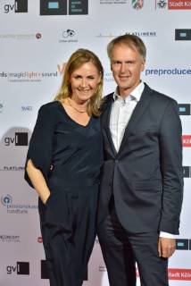 Schauspielerin Carolin Fink und Begleitung am 28.10.2017 in Köln bei der Verleihung von Auszeichnungen an Fernsehschaffende aller creativen Gewerke durch die Deutsche Akademie für Fernsehen - DAFF - . Zum 5. mal werden hier herausragende Leistungen bei der Herstellung deutscher Fernsehprogramme gewürdigt.