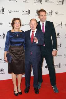 Hamburg Britta Ernst und Olaf Scholz mit Florian Drücke vom BVMI Echo Klassik 2017 Verleihung in der Elbphilharmonie in Hamburg am 29.10.2017