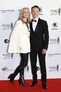 Linus Roth mit Begleitung bei der 24. Verleihung des Echo Klassik 2017 in der Elbphilharmonie. Hamburg, 29.10.2017