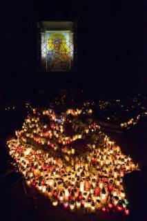 Allerheiligen in Polen November 1, 2017 - Poznan, Wielkopolska, Poland - November 1, 2017 - Poznan, Poland - All Saints Day at the historic Jezycki Cemetery. ! PUBLICATION IN THE NEGATIVE CONTEXT IS FORBIDDEN Poznan Poland - ZUMAt233 20171101_zap_t233_003 Copyright: xDawidxTatarkiewiczx