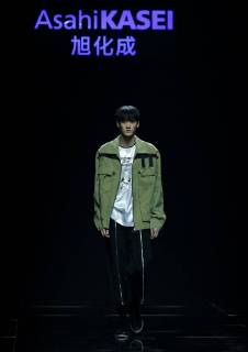 (171103) -- BEIJING, Nov. 3, 2017 -- A model presents a fashion creation during Asahi Kasei Future Star Innovation Award - Ji Feiyue Liu Feng Wan Ning Joint Collection at China Fashion Week S S 2018 in Beijing, capital of China, Nov. 3, 2017. )(zkr) CHINA-BEIJING-FASHION WEEK-XU HUACHENG (CN) ChenxJianli 