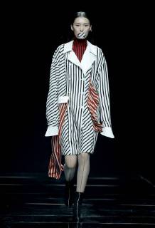 (171103) -- BEIJING, Nov. 3, 2017 -- A model presents a fashion creation during Asahi Kasei Future Star Innovation Award - Ji Feiyue Liu Feng Wan Ning Joint Collection at China Fashion Week S S 2018 in Beijing, capital of China, Nov. 3, 2017. )(zkr) CHINA-BEIJING-FASHION WEEK-XU HUACHENG (CN) ChenxJianli 
