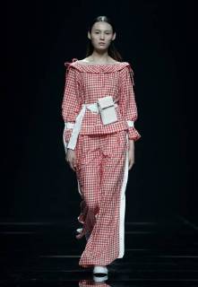 (171103) -- BEIJING, Nov. 3, 2017 -- A model presents a fashion creation during Asahi Kasei Future Star Innovation Award - Ji Feiyue Liu Feng Wan Ning Joint Collection at China Fashion Week S S 2018 in Beijing, capital of China, Nov. 3, 2017. )(zkr) CHINA-BEIJING-FASHION WEEK-XU HUACHENG (CN) ChenxJianli 
