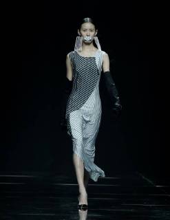 (171103) -- BEIJING, Nov. 3, 2017 -- A model presents a fashion creation during Asahi Kasei Future Star Innovation Award - Ji Feiyue Liu Feng Wan Ning Joint Collection at China Fashion Week S S 2018 in Beijing, capital of China, Nov. 3, 2017. )(zkr) CHINA-BEIJING-FASHION WEEK-XU HUACHENG (CN) ChenxJianli 
