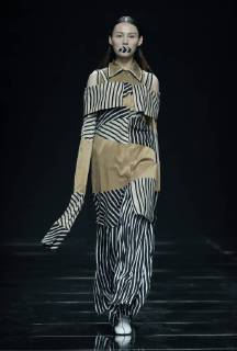 (171103) -- BEIJING, Nov. 3, 2017 -- A model presents a fashion creation during Asahi Kasei Future Star Innovation Award - Ji Feiyue Liu Feng Wan Ning Joint Collection at China Fashion Week S S 2018 in Beijing, capital of China, Nov. 3, 2017. )(zkr) CHINA-BEIJING-FASHION WEEK-XU HUACHENG (CN) ChenxJianli 