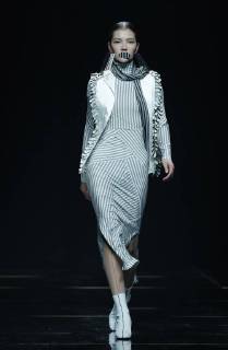 (171103) -- BEIJING, Nov. 3, 2017 -- A model presents a fashion creation during Asahi Kasei Future Star Innovation Award - Ji Feiyue Liu Feng Wan Ning Joint Collection at China Fashion Week S S 2018 in Beijing, capital of China, Nov. 3, 2017. )(zkr) CHINA-BEIJING-FASHION WEEK-XU HUACHENG (CN) ChenxJianli 