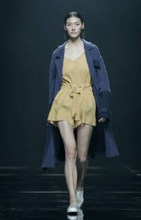 (171103) -- BEIJING, Nov. 3, 2017 -- A model presents a fashion creation during Asahi Kasei Future Star Innovation Award - Ji Feiyue Liu Feng Wan Ning Joint Collection at China Fashion Week S S 2018 in Beijing, capital of China, Nov. 3, 2017. )(zkr) CHINA-BEIJING-FASHION WEEK-XU HUACHENG (CN) ChenxJianli 