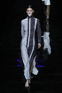 Bilder des Tages A model displays a new creation at the fashion show of Asahi Kasei Future Star Innovation Award¡ªJi Feiyue Liu Feng Wanning Joint Collection during the China Fashion Week Spring Summer 2018 in Beijing, China, 3 November 2017. Asahi Kasei Future Star Innovation Award¡ªJi Feiyue Liu Feng Wanning Joint Collection show at China Fashion Week Spring Summer 2018  20171103_33555