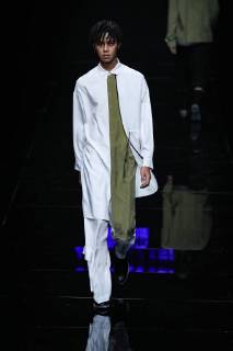A model displays a new creation at the fashion show of Asahi Kasei Future Star Innovation Award¡ªJi Feiyue Liu Feng Wanning Joint Collection during the China Fashion Week Spring Summer 2018 in Beijing, China, 3 November 2017. Asahi Kasei Future Star Innovation Award¡ªJi Feiyue Liu Feng Wanning Joint Collection show at China Fashion Week Spring Summer 2018  20171103_63633