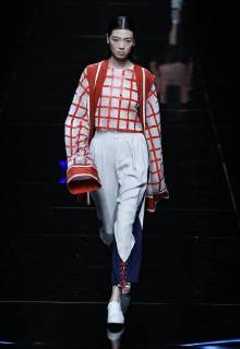 A model displays a new creation at the fashion show of Asahi Kasei Future Star Innovation Award¡ªJi Feiyue Liu Feng Wanning Joint Collection during the China Fashion Week Spring Summer 2018 in Beijing, China, 3 November 2017. Asahi Kasei Future Star Innovation Award¡ªJi Feiyue Liu Feng Wanning Joint Collection show at China Fashion Week Spring Summer 2018  20171103_84431