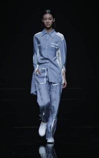 A model displays a new creation at the fashion show of Asahi Kasei Future Star Innovation Award¡ªJi Feiyue Liu Feng Wanning Joint Collection during the China Fashion Week Spring Summer 2018 in Beijing, China, 3 November 2017. Asahi Kasei Future Star Innovation Award¡ªJi Feiyue Liu Feng Wanning Joint Collection show at China Fashion Week Spring Summer 2018  20171103_84437