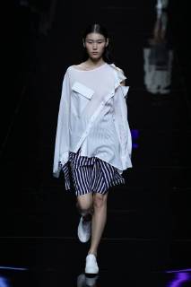 A model displays a new creation at the fashion show of Asahi Kasei Future Star Innovation Award¡ªJi Feiyue Liu Feng Wanning Joint Collection during the China Fashion Week Spring Summer 2018 in Beijing, China, 3 November 2017. Asahi Kasei Future Star Innovation Award¡ªJi Feiyue Liu Feng Wanning Joint Collection show at China Fashion Week Spring Summer 2018  20171103_84451