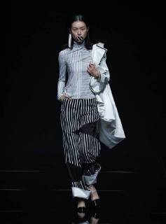 A model displays a new creation at the fashion show of Asahi Kasei Future Star Innovation Award¡ªJi Feiyue Liu Feng Wanning Joint Collection during the China Fashion Week Spring Summer 2018 in Beijing, China, 3 November 2017. Asahi Kasei Future Star Innovation Award¡ªJi Feiyue Liu Feng Wanning Joint Collection show at China Fashion Week Spring Summer 2018  20171103_10701