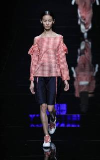 A model displays a new creation at the fashion show of Asahi Kasei Future Star Innovation Award¡ªJi Feiyue Liu Feng Wanning Joint Collection during the China Fashion Week Spring Summer 2018 in Beijing, China, 3 November 2017. Asahi Kasei Future Star Innovation Award¡ªJi Feiyue Liu Feng Wanning Joint Collection show at China Fashion Week Spring Summer 2018  20171103_10708