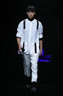 A model displays a new creation at the fashion show of Asahi Kasei Future Star Innovation Award¡ªJi Feiyue Liu Feng Wanning Joint Collection during the China Fashion Week Spring Summer 2018 in Beijing, China, 3 November 2017. Asahi Kasei Future Star Innovation Award¡ªJi Feiyue Liu Feng Wanning Joint Collection show at China Fashion Week Spring Summer 2018  20171103_10718