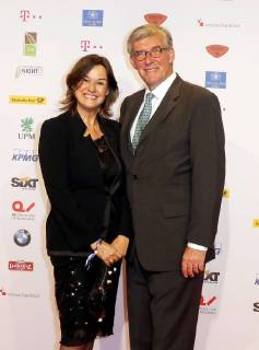 Virginia Thiemann, Dr. Rudolf Thiemann (Präsident VDZ) mit Ehefrau bei Publisher s Night 2017 in der Telekom Hauptstadtrepraesentanz Berlin.