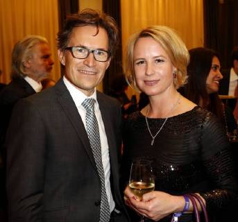 Preistraeger Markus Mosa (EDEKA), Julia Becker (Vorstand Funke Gruppe ) bei Publisher s Night 2017 in der Telekom Hauptstadtrepraesentanz Berlin.