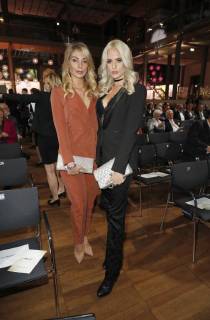 Annika Gassner, Sarah Knappik bei Publisher s Night 2017 in der Telekom Hauptstadtrepraesentanz Berlin.