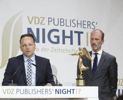 Preistraeger Dr. Daniel Roeder (Gruender Pulse of Europe), Dr. Alexander Knigge bei Publisher s Night 2017 in der Telekom Hauptstadtrepraesentanz Berlin.