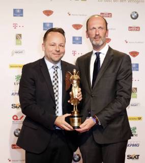 Preistraeger Dr. Daniel Roeder (Gruender Pulse of Europe), Dr. Alexander Knigge bei Publisher s Night 2017 in der Telekom Hauptstadtrepraesentanz Berlin.
