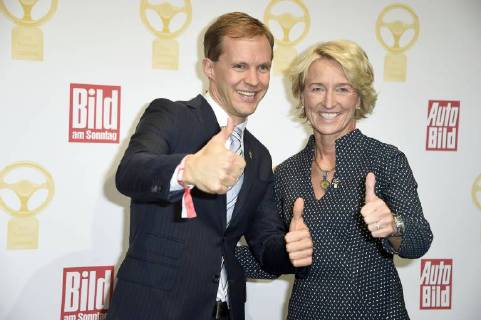 Mattias Ekström und Isolde Holderied bei der Verleihung des Goldenen Lenkrads 2017 im Axel-Springer-Haus. Berlin, 07.11.2017