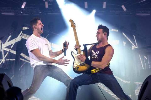 Vincent Stein und Dag-Alexis Kopplin von SDP live bei einem Konzert der Die bunte Seite der Macht Tour in der Swiss Life Hall. Hannover, 09.11.2017