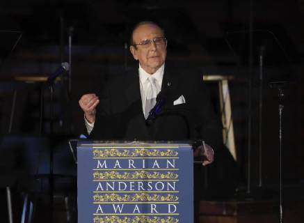 November 14, 2017 - Philadelphia, Pennsylvania, U.S - CLIVE DAVIS, speaking at the Marian Anderson Award Gala held at the Kimmel Center in Philadelphia PA The Marian Anderson Award was created to honor and celebrate world-renowned artists for their artistic work and talents, as well as their philanthropic contributions to society. It is named in memory of culture-changing vocalist and distinguished Philadelphian, Marian Anderson. Philadelphia U.S. - ZUMArf1_ 20171114_zaf_rf1_009 Copyright: xRickyxFitchettx