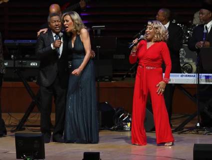 November 14, 2017 - Philadelphia, Pennsylvania, U.S - R&B legends, MARILYN MCCOO, and BILLY DAVIS JR., performing with DARLENE LOVE, at the Marian Anderson Award Gala held at the Kimmel Center in Philadelphia PA The Marian Anderson Award was created to honor and celebrate world-renowned artists for their artistic work and talents, as well as their philanthropic contributions to society. It is named in memory of culture-changing vocalist and distinguished Philadelphian, Marian Anderson. Philadelphia U.S. - ZUMArf1_ 20171114_zaf_rf1_017 Copyright: xRickyxFitchettx