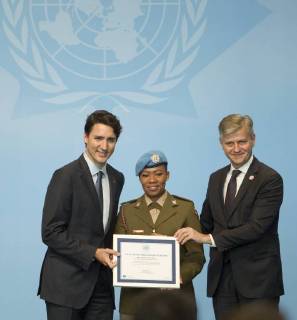 Bilder des Tages Canada s Prime Minister Justin Trudeau (L) and Under-Secretary General for Peacekeeping Operations Jean-Pierre Lacroix present South African National Defence Force s Major Seitebatso Pearl Block with the United Nations Military Gender Advocate of the Year award at the Opening Plenary during the 2017 UN Peacekeeping Defence Ministerial in Vancouver, British Columbia, November 15, 2017.  VAP2017111503 HEINZxRUCKEMANN