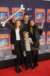 Sascha Vollmer mit Freundin Jenny und Kindern John und Manisha - Weltpremiere Deutschlands groesster Kindershow Spiel mit der Zeit im Friedrichstadt-Palast Berlin am 19.11.2017. Weltpremiere Spiel mit der Zeit