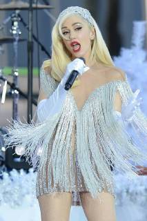 Themen der Woche Bilder des Tages Gwen Stefani taped a performance of White Christmas for the Macy s Thanksgiving Day Parade in Bryant Park on November 21, 2017 in New York City. Gwen Stefani New York United States 562437