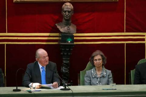 King Juan Carlos I of Spain (L) and Queen Sofia chair the awarding of the Echegaray Medal 2016 to researcher Margarita Salas, at the Royal Academy of Exact, Physical and Natural Sciences in Madrid, Spain, 21 November 2017. Juan Carlos and Sofia chair the awarding or the Echegaray Medal 2016 !ACHTUNG: NUR REDAKTIONELLE NUTZUNG!  Copyright: xJuanJoxMartínx GRA002 20171121-636468928794146127