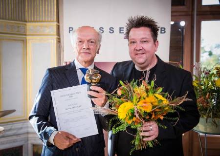 Feierliche Verleihung des 22. Erich-Kästner-Preises durch den Presseclub Dresden. Er geht an Prof. Dr. med. Gerhard Ehninger, Direktor Medizinische Klinik am Universitätsklinikum Dresden und Initiator von Dresden.Respekt. (älterer Herr mit blauer Krawatte). Mit im Bild: Sebastian Krumbiegel, Sänger der Band Die Prinzen.
