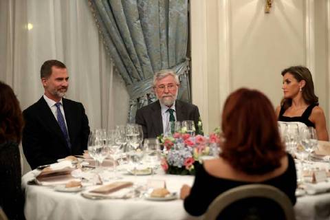 King Felipe VI of Spain (L) and Queen Letizia (R) chair the gala of the 34th Francisco Cerecedo Journalism Award, granted to Basque journalist Florencio Dominguez (C), director of the foundation Center for the Memory of the Terrorism Victims, in Madrid, Spain, 22 November 2017. 34th Francisco Cerecedo Journalism Award in Madrid !ACHTUNG: NUR REDAKTIONELLE NUTZUNG!  Copyright: xKikoxHuescax MAD006 20171122-636469854064586677