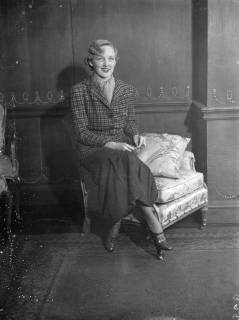 Charlie Chaplin s leading lady in London . Miss Virginia Cherrill , who played the part of the blind girl of City Lights opposite Charlie Chaplin , is in London . This is her first visit to England . 20 November 1933, London United Kingdom England Copyright: Topfoto  UnitedArchivesEU035275