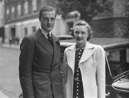 The Earl of Jersey, whose wife s divorcee was made absolute today (Monday), is expected to marry shortly Miss Virginia Cherrill, the American film actress who won fame as the blind flower girl in Charlie Chaplin s film City Lights . The Earl of Jersey and Miss Virginia Cherrill photographed together in London today. 19 July 1937, London United Kingdom England Copyright: Topfoto  UnitedArchivesEU050745