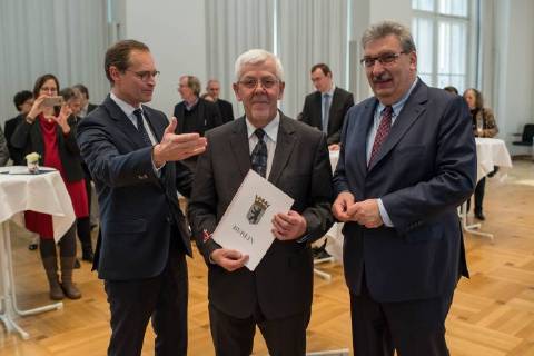 Politik Berlin Verabschiedung Stasibeauftragter Verabschiedung des Stasibeauftragten des Landes Berlin. Am Freitag den 24. November 2017 wurde Martin Gutzeit als langjaehriger Stasibeauftragter des Landes vom Parlamentspraesident Ralf Wieland und dem Regierenden Buergermeister Michael Mueller verabschiedet. Nach 25 Jahren wird Gutzeit von Wolfram Tom Sello abgeloest. Im Bild vlnr.: Buergermeister Michael Mueller, Martin Gutzeit und Ralf Wieland. 24.11.2017, Berlin