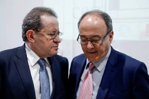 European Central Bank s Vice President, Vitor Constancio (L), and Spanish Central Bank s governor, Luis Maria Linde (R), attend the German Bernacer Prize awarding ceremony in Madrid, Spain, 24 November 2017. Portuguese economist and professor Ricardo Reis (unseen) won the award which is a recognition the work of young economists from European Union countries. Portuguese economist and professor Ricardo Reis wins German Bernancer Economy Award !ACHTUNG: NUR REDAKTIONELLE NUTZUNG!  Copyright: xEmilioxNaranjox GRAF358 20171124-636471384470061524