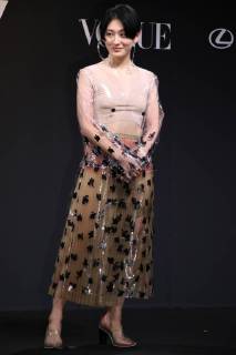 November 24, 2017, Tokyo, Japan - Japanese artist Kom I poses as she receives the trophy of Vogue Japan Women of the Year 2017 award in Tokyo on Friday, November 24, 2017.  (lwxa016152)
