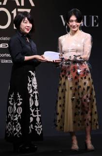 November 24, 2017, Tokyo, Japan - Japanese artist Kom I (R) receives the trophy of Vogue Japan Women of the Year 2017 award from Vogue Japan chief editor Mitsuko Watanabe in Tokyo on Friday, November 24, 2017.  (lwxa016154)
