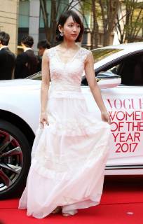 November 24, 2017, Tokyo, Japan - Japanese actress Riho Yoshioka poses for photo on the red carpet as she receives the trophy of Vogue Japan Women of the Year 2017 award in Tokyo on Friday, November 24, 2017.  (lwxa016174)