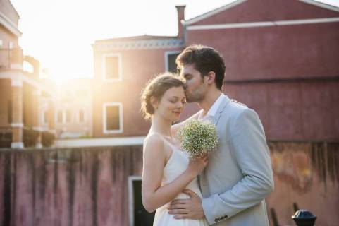 Italy, Venice, groom kissing bride at sunrise model released Symbolfoto DIGF02856