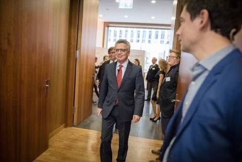Helfende Hand 2017: Bundesinnenminister Thomas de Maiziere Bundesinnenminister Dr. Thomas de Maiziere verleiht in Berlin den Foerderpreis Helfende Hand 2017 . Mit diesem jaehrlich vergebenen Foerderpreis werden Ideen und Konzepte ausgezeichnet, die das Interesse der Menschen für ein ehrenamtliches Engagement im Bevoelkerungsschutz wecken.