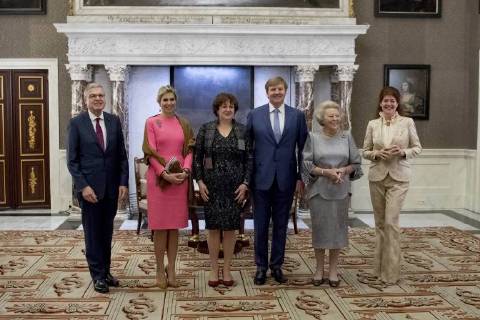 Themen der Woche Bilder des Tages 28-11-2017 Amsterdam Ernst Hirsch Balin, Queen Maxima, Michele Lamont, King Willem-Alexander, Princess Beatrix and Shanti van Dam during the Erasmusprize ceremony at the Koninklijke paleis in Amsterdam. The King, patron of the Praemium Erasmianum foundation, and the board has awarded the 150.000 euro prize to the Canadian scientist Michele Lamont (1957). This years theme of the Erasmusprijs was ‘Knowledge, Power and Diversity’.  Copyright: xPPE POOLx