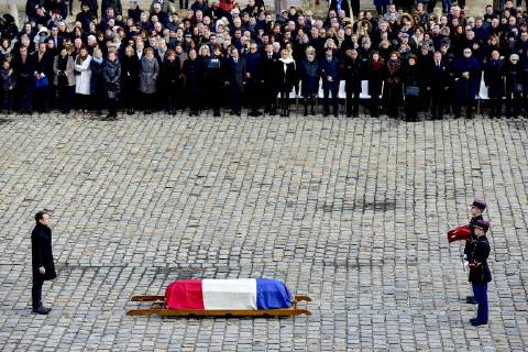 Bilder des Tages Emmanuel Macron - president de la Republique devant le Cercueil de Jean d Ormesson NEWS : Ceremonie d Hommage a Jean d Ormesson - Paris - 08 12 2017 JBAutissier Panoramic